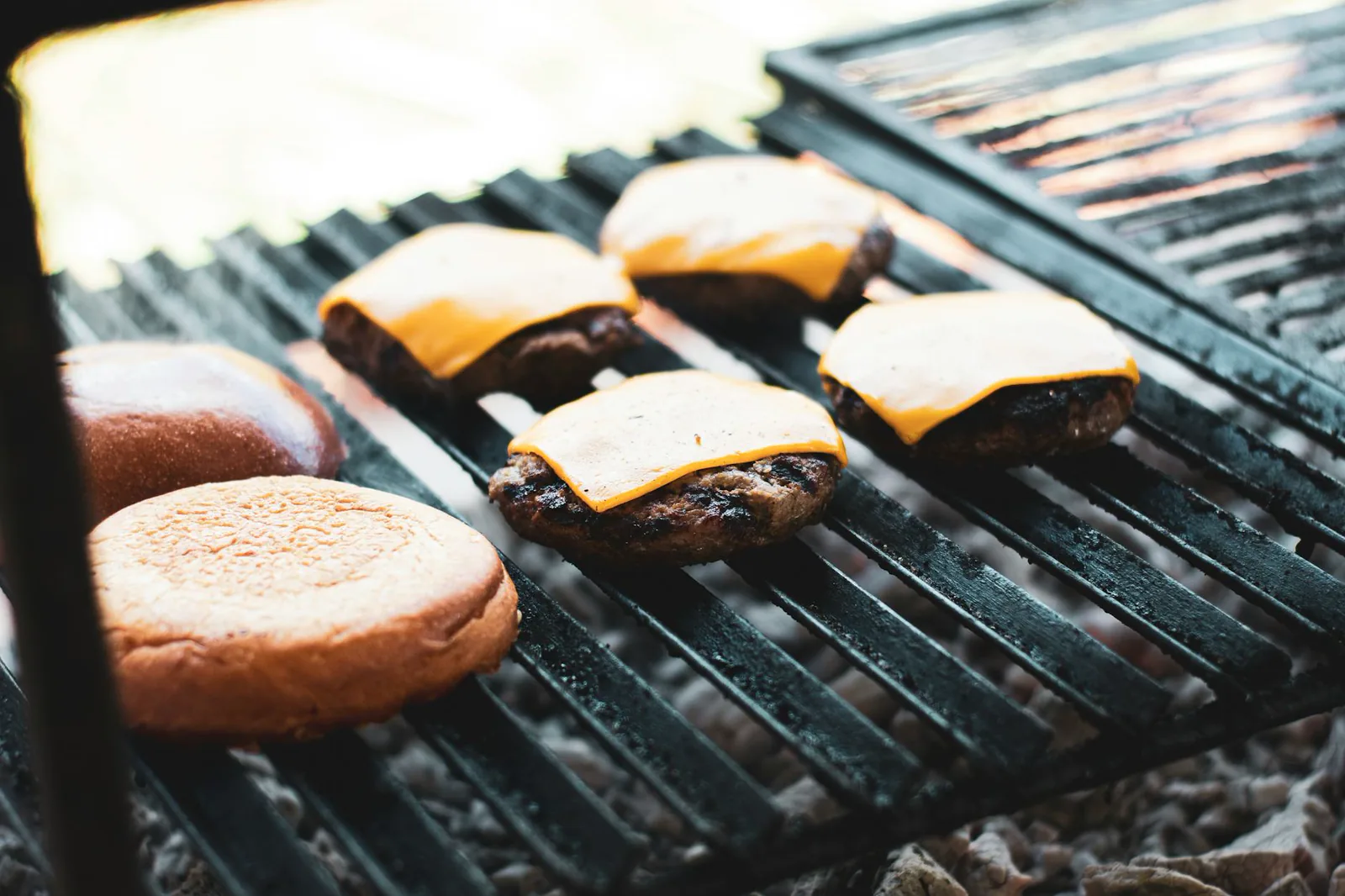 Smash burgers op de BBQ: 6 tools die je echt gebruikt
