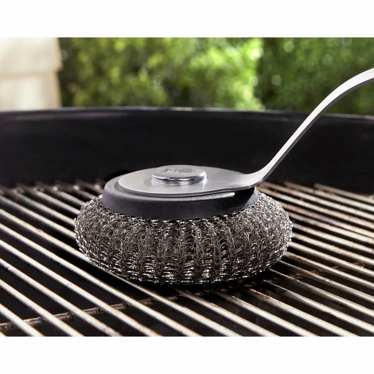 Weber grill scrubber voor het reinigen van een warme grillplaat