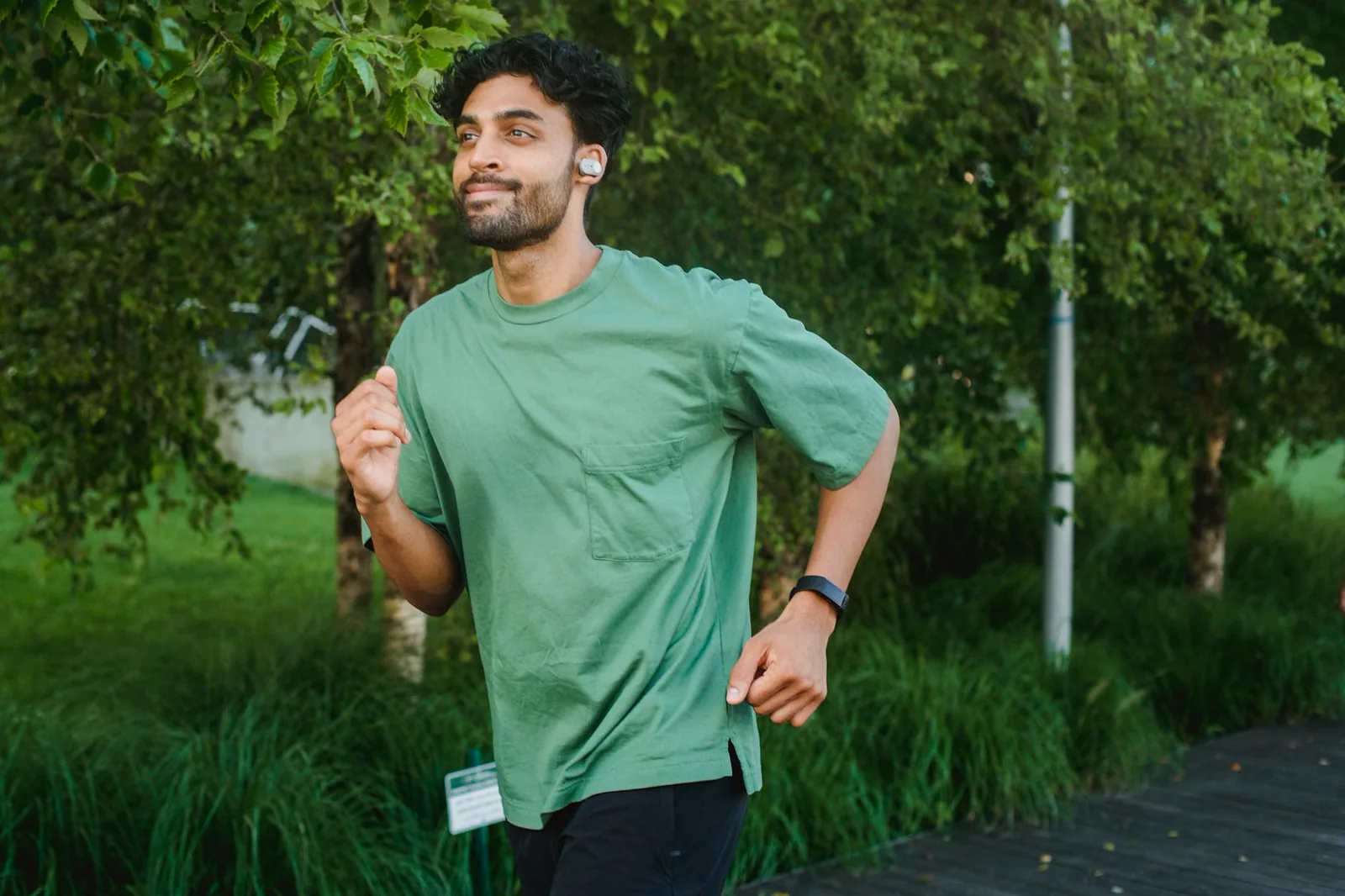 Beste running gadgets voor training, veiligheid en herstel — 7 keuzes